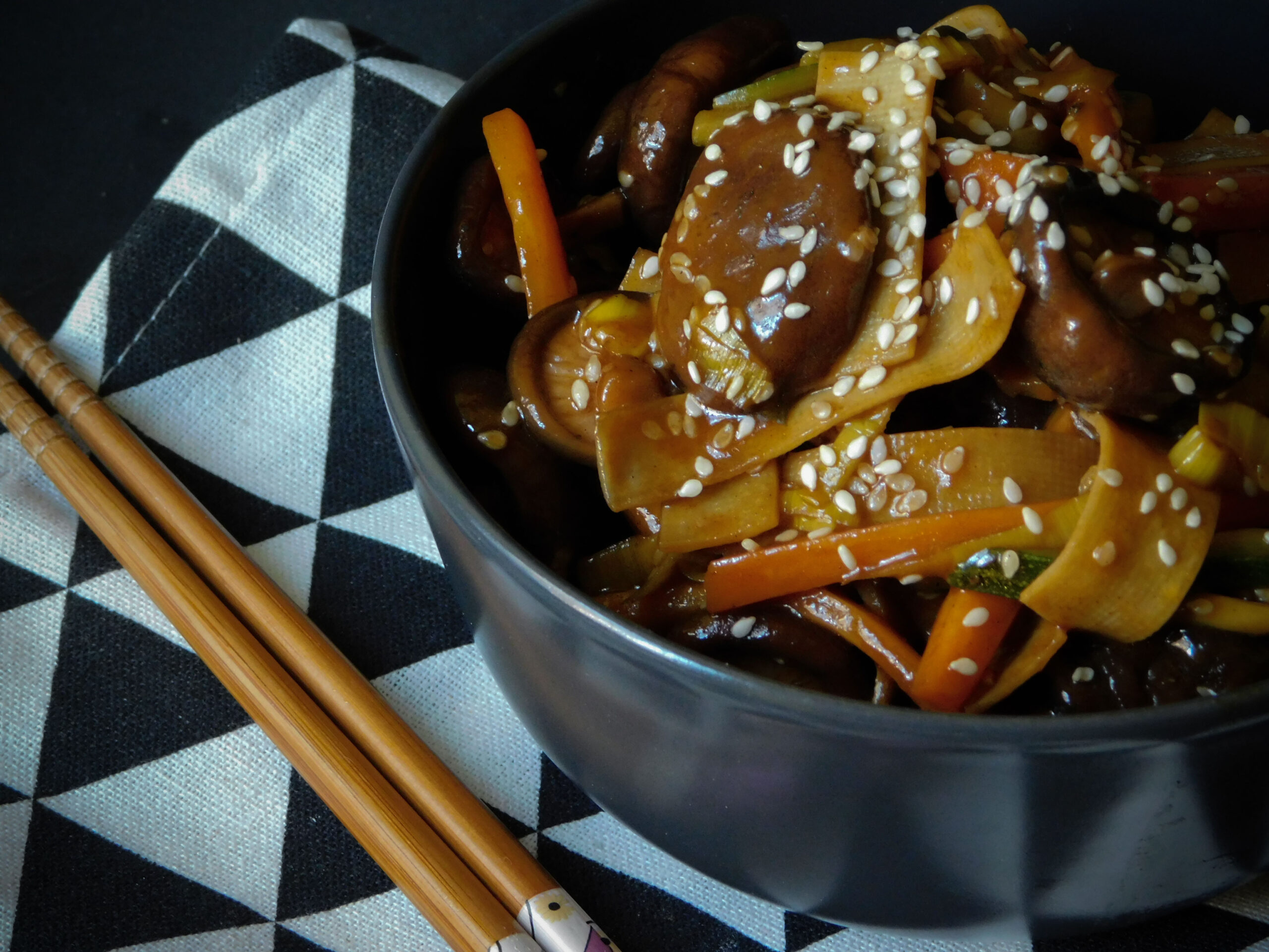 Shiitake saltati con verdure e tofu