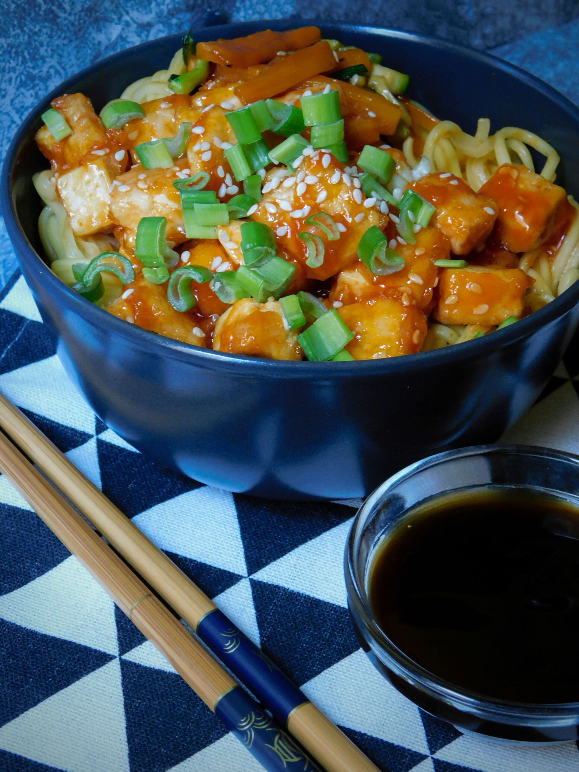 Tofu in agrodolce con verdure e Yu-Meng noodles