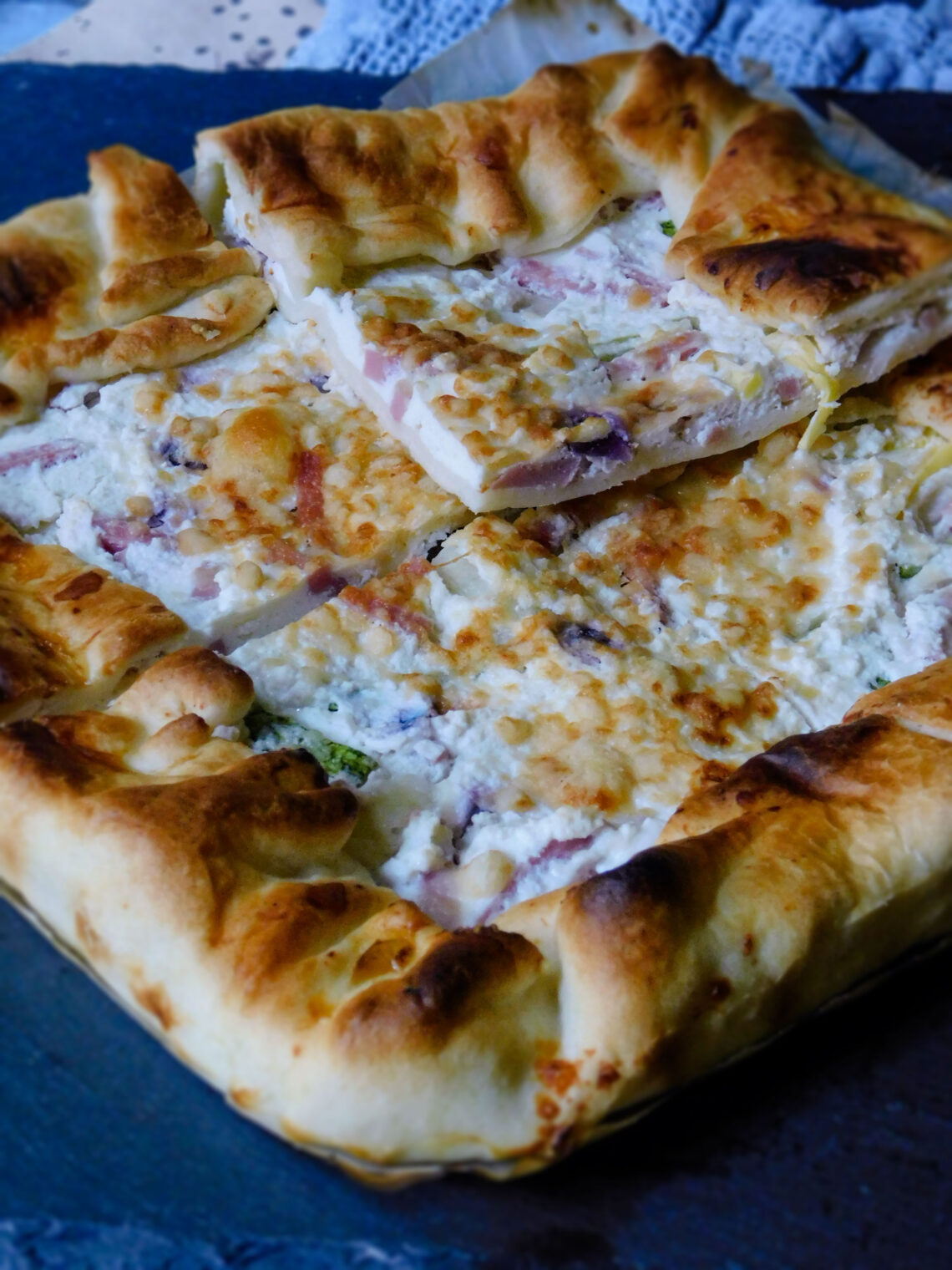 Torta salata con zucchine, prosciutto e ricotta