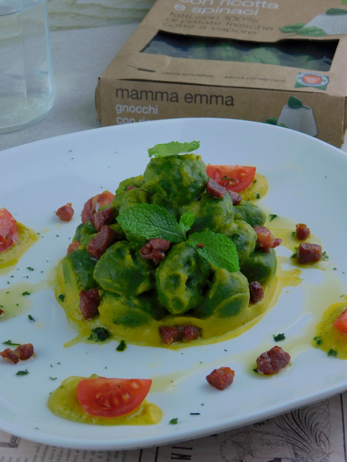 Gnocchi con ripieno di ricotta e spinaci con crema di verdure e pancetta croccante