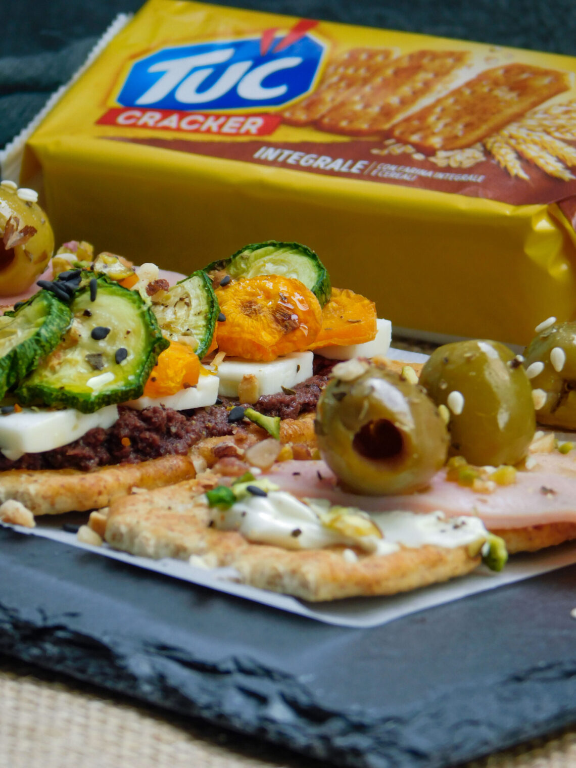 Tuc Cracker sfiziosi al patè di olive taggiasche e crema spalmabile di pecora