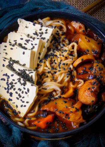 Zuppa di verdure con noodles, kimchi e tofu