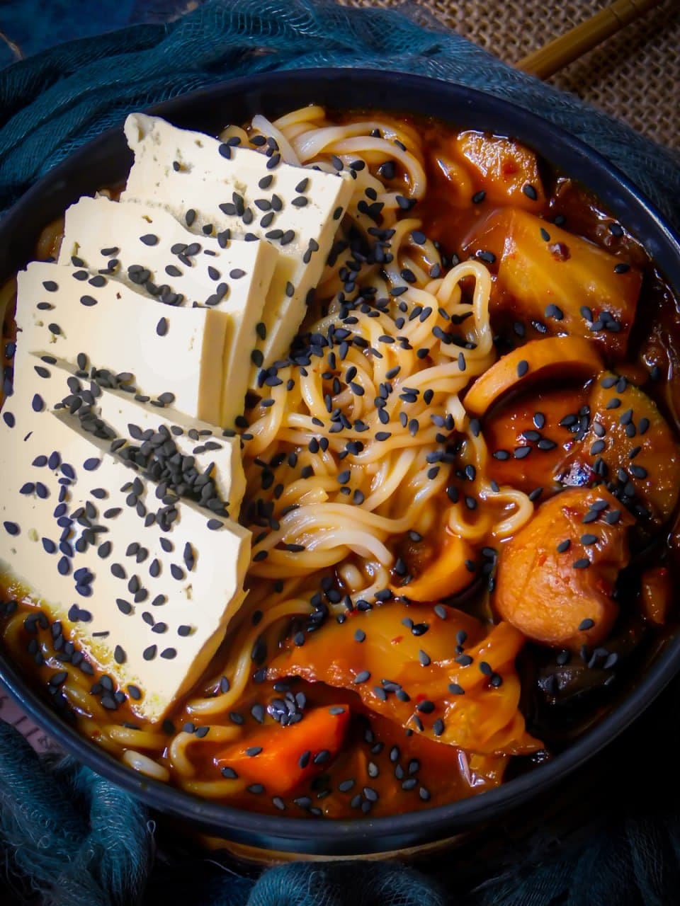 Zuppa di verdure con noodles, kimchi e tofu
