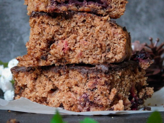 Brownies con glassa al cioccolato fondente ai frutti di bosco senza uova e burro