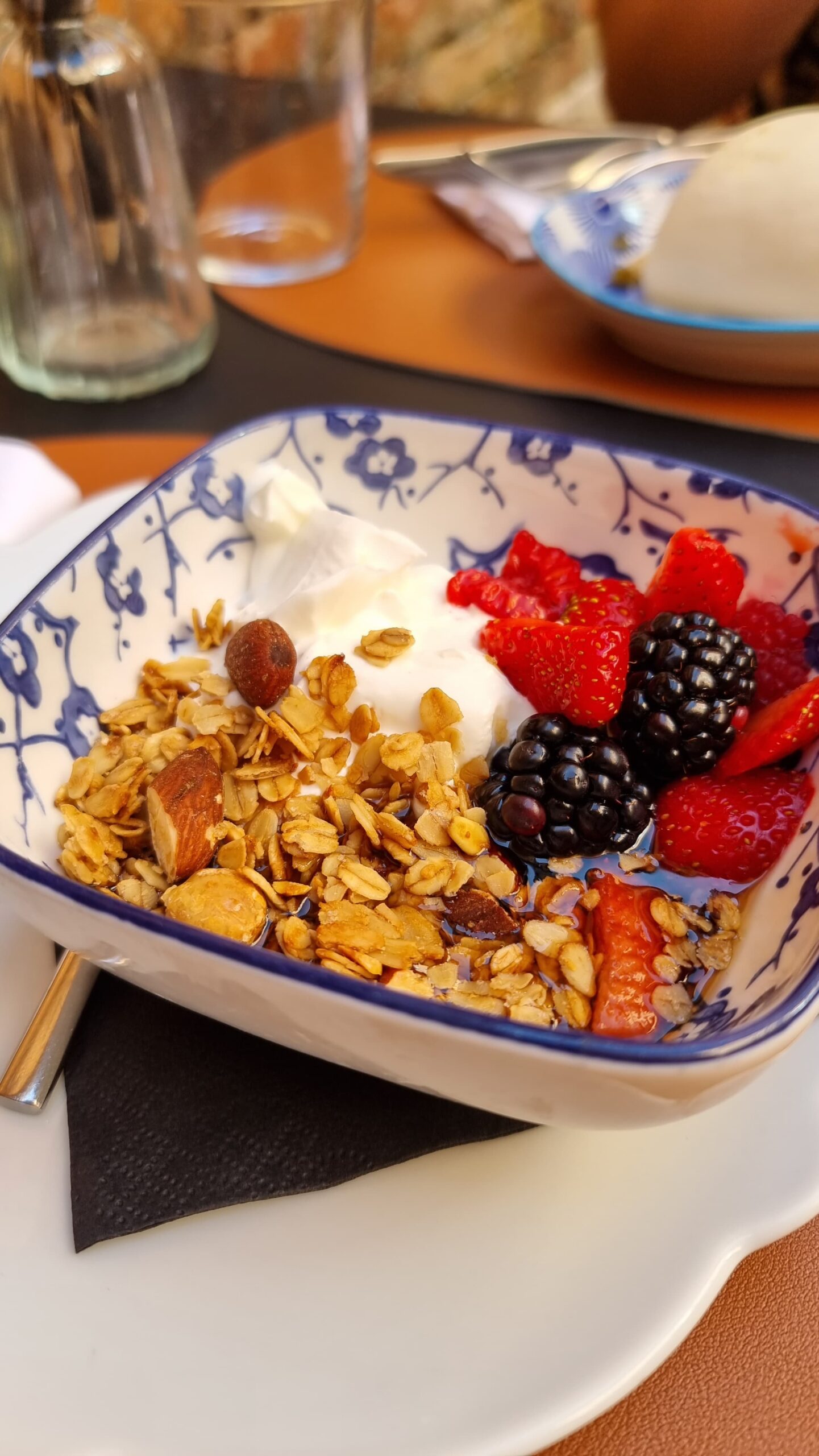 Yogurt Bowl, disponibile sia in versione greca che vegetale, accompagnato da granola, frutta fresca e sciroppo d’acero di Amo Bistrot
