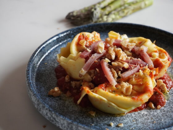 Cappellacci con Asparagi di Pernumia, sugo alle verdure, speck e noci