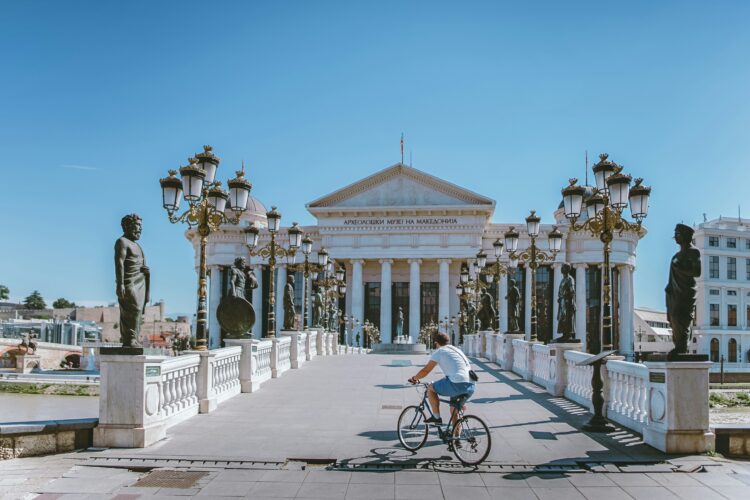 Roma a pedali: guida slow tra parchi segreti e vicoli storici Roma a pedali: guida slow tra parchi segreti e vicoli storici