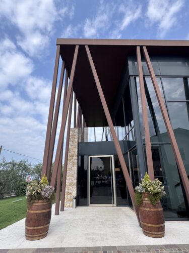Cantina Valetti: vini del Bardolino Classico con vista sul Lago di Garda Cantina Valetti: vini del Bardolino Classico con vista sul Lago di Garda