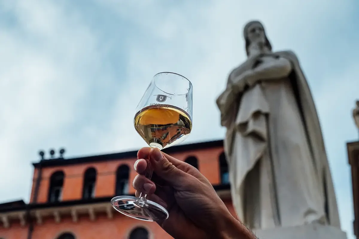 Hostaria Verona 2025: la città si trasforma nella più grande osteria d’Italia Hostaria Verona 2025: la città si trasforma nella più grande osteria d’Italia
