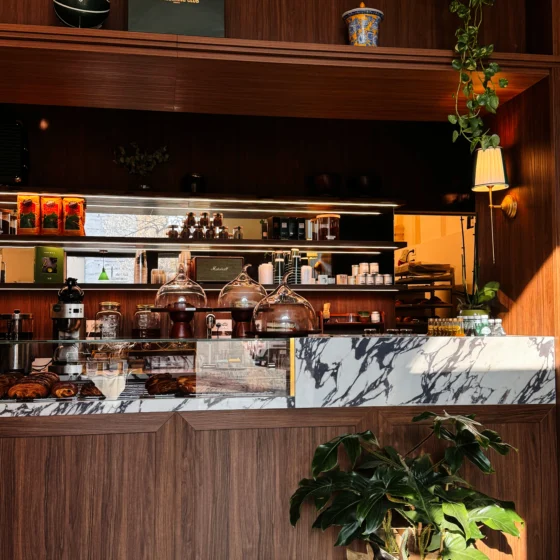 Interni della caffetteria parigina The Morning Club a Verona