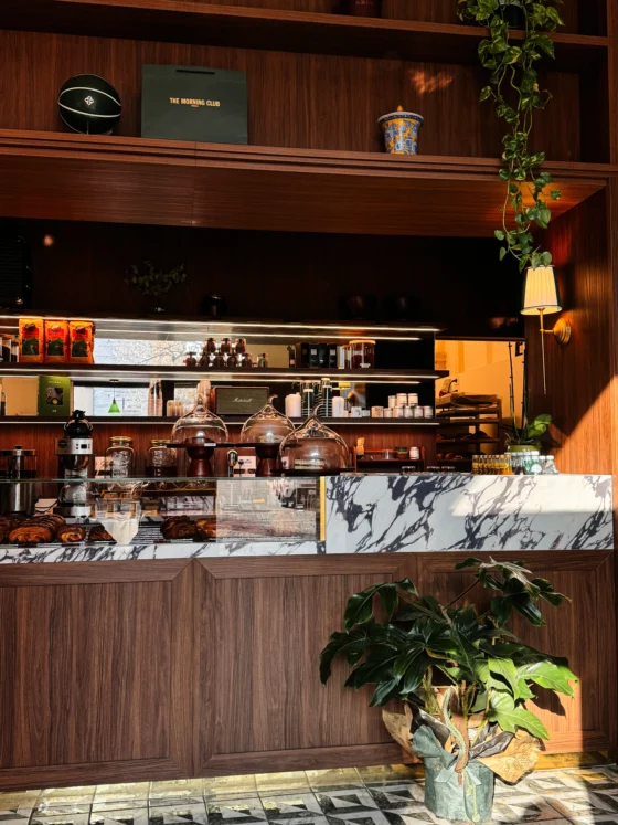 Interni della caffetteria parigina The Morning Club a Verona