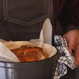 Pane senza glutine appena sfornato in pentola di ghisa