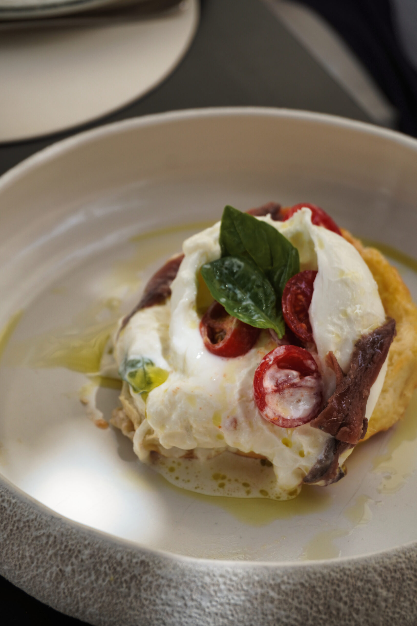 Azur – Cucina d’a mare: il nuovo ristorante di Monopoli tra mare e tradizione 7 frisa con burrata, acciughe, pomodorini e basilico